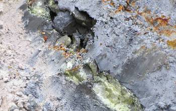 Blue and white clay zones in the Oregon deposit, separated by a vein of rock containing sulfur.